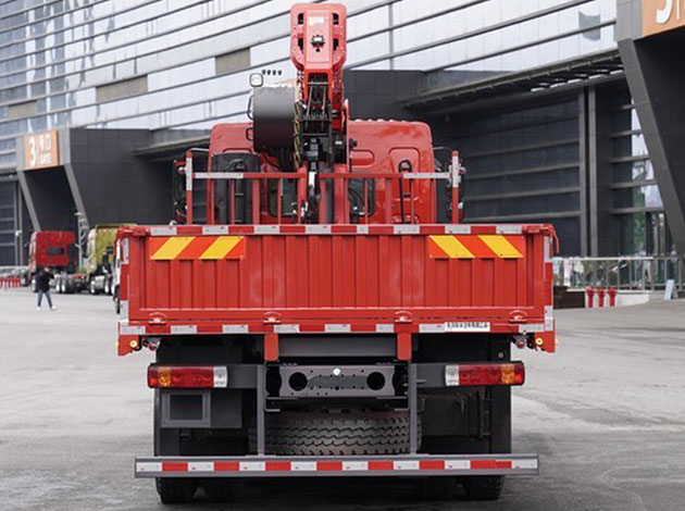 Dongfeng 300 Hp 6X4 8.15M 25T Mobile Crane