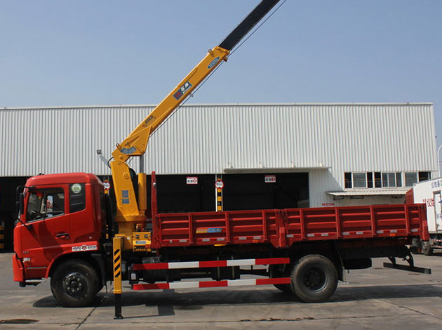 Dongfeng Tianjin 180 Hp 6.3 Ton Vehicle Mounted Crane