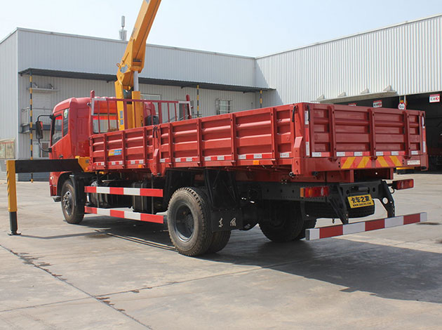 Dongfeng Tianjin 180 Hp 6.3 Ton Vehicle Mounted Crane
