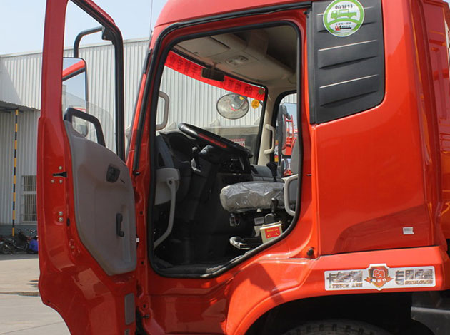 Dongfeng Tianjin 180 Hp 6.3 Ton Vehicle Mounted Crane