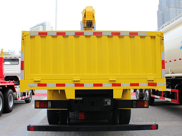 SAIC Hongyan 12 Tons Truck Mounted Crane