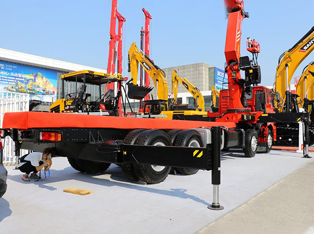 Shacman M3000 336 Hp 8X4 Crane Truck For Sale
