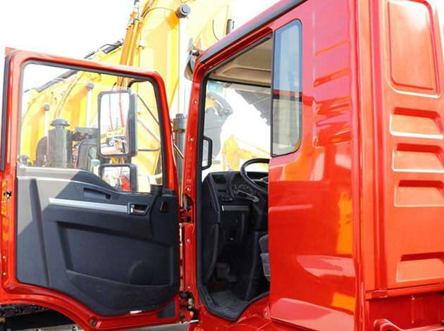 Shacman M3000 336 Hp 8X4 Crane Truck For Sale