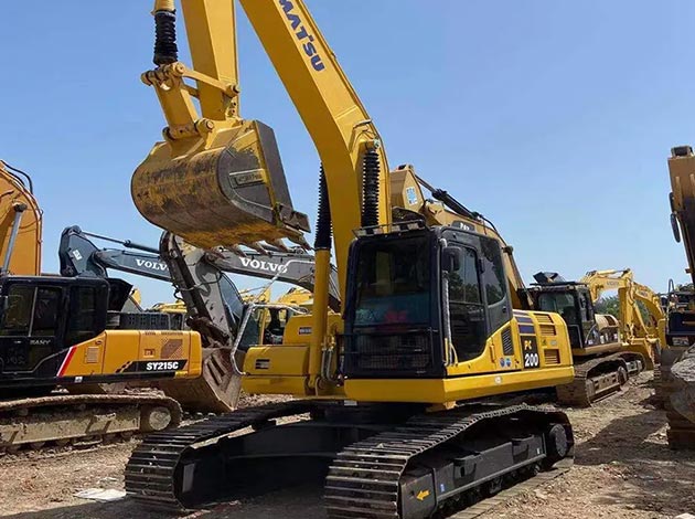 Komatsu PC200-8
