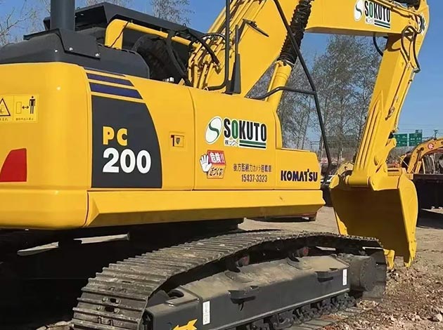 Komatsu PC200-8