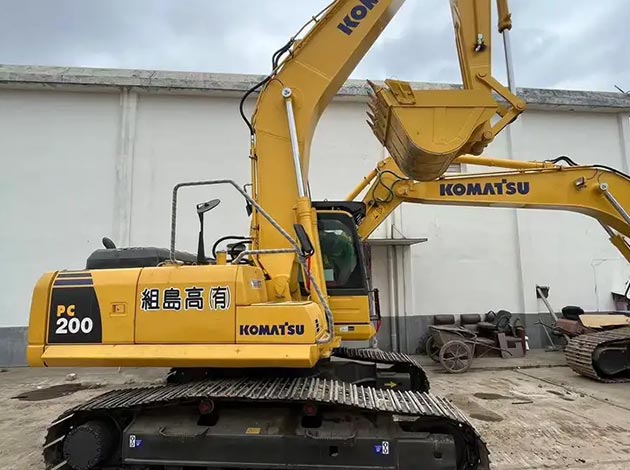 Komatsu PC200-8