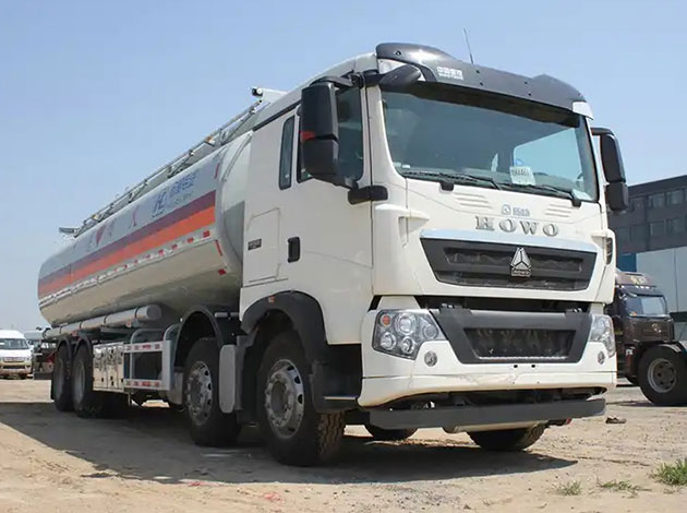 Sinotruk Howo 8X4 371Hp 28Cbm Fuel Tanker Truck