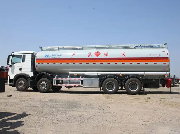Sinotruk Howo 8X4 371Hp 28Cbm Fuel Tanker Truck
