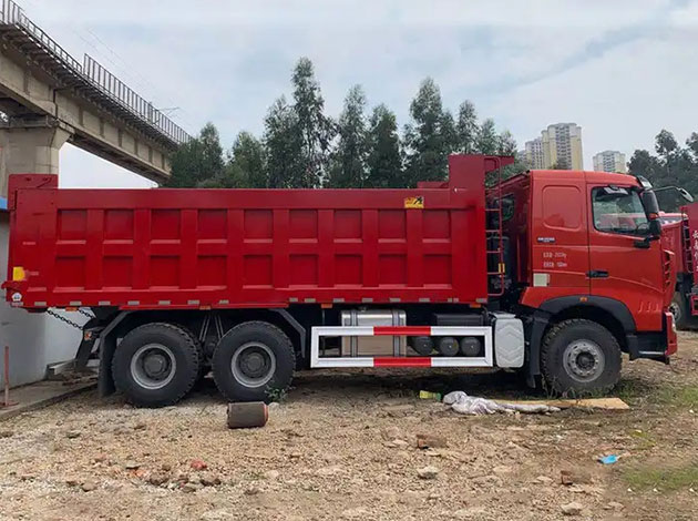 Sinotruk Howo 8x4 371HP Dump Truck 40-50 Ton